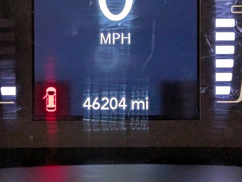 Used 2019 Jeep Cherokee Latitude Plus w/ Comfort/Convenience Group image 19