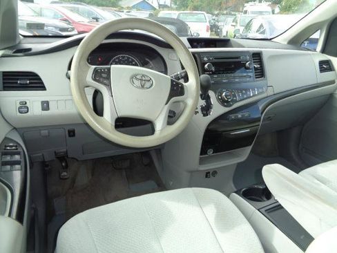 Used 2014 Toyota Sienna LE image 27
