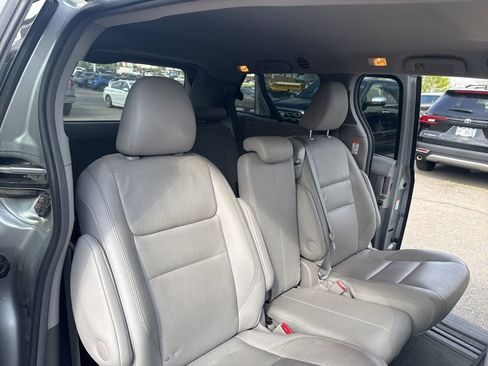 Used 2017 Toyota Sienna XLE image 19