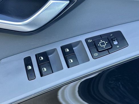 Used 2023 Kia Niro EX image 12