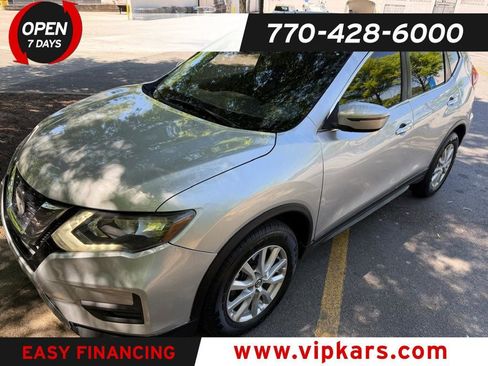 Used 2019 Nissan Rogue SV image 1