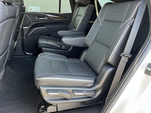 Used 2022 Cadillac Escalade Premium Luxury AWD/4WD image 20