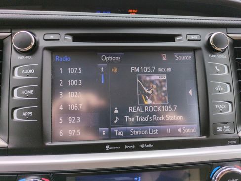 Used 2019 Toyota Highlander XLE FWD image 23