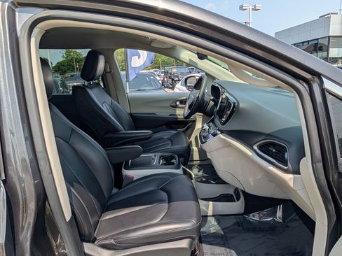 Used 2023 Chrysler Pacifica Touring-L FWD image 10