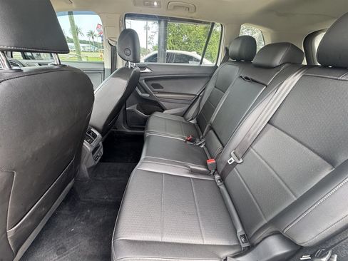 Used 2018 Volkswagen Tiguan SE w/ Panoramic Sunroof Package AWD/4WD image 12