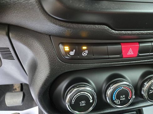 Used 2017 Jeep Renegade Latitude w/ Cold Weather Group image 16