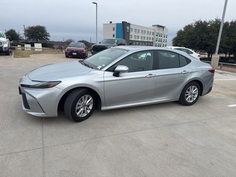 Used 2025 Toyota Camry LE image 7