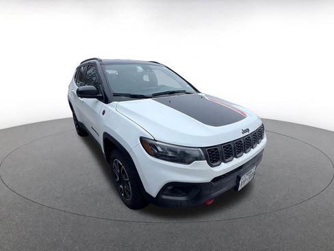 Used 2025 Jeep Compass Trailhawk image 5