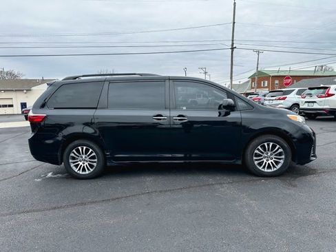 Used 2019 Toyota Sienna XLE image 9