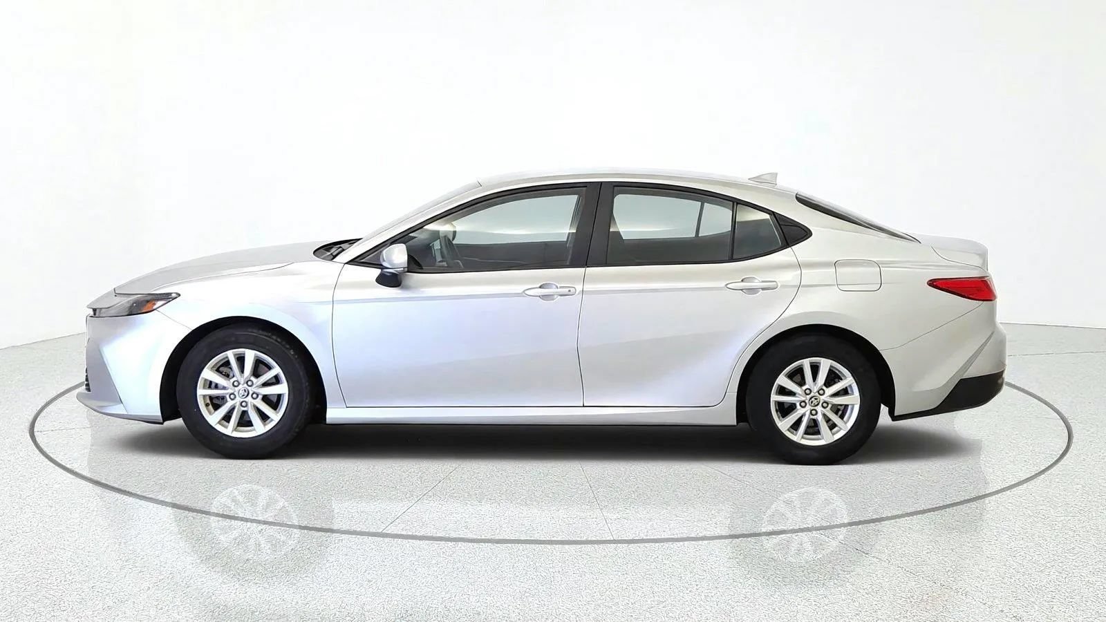 Used 2025 Toyota Camry LE FWD image 5