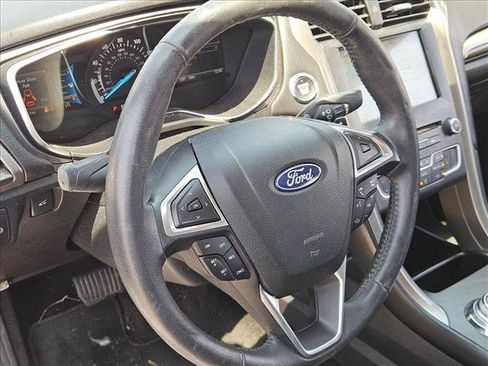 Used 2018 Ford Fusion SE w/ Fusion SE Technology Package FWD image 9