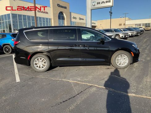 New 2026 Chrysler Pacifica Select image 4