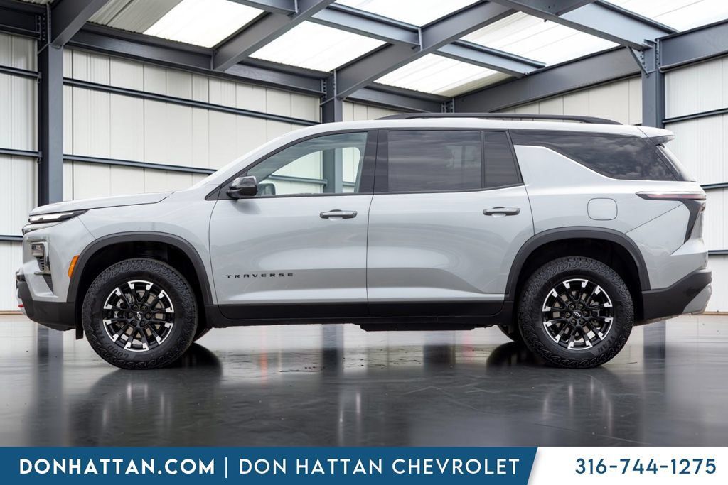 Used 2025 Chevrolet Traverse Z71 AWD/4WD image 3