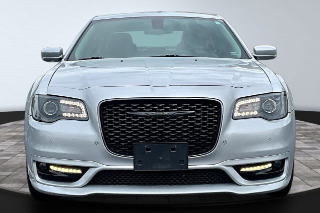 Used 2021 Chrysler 300 Touring L RWD image 2
