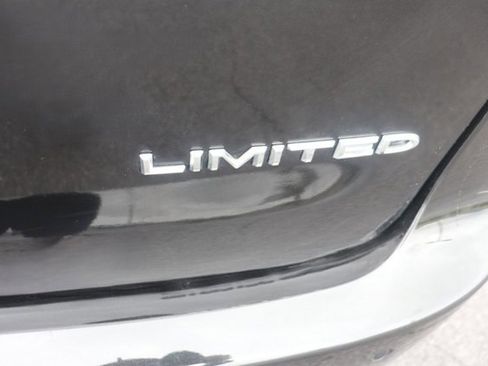 Used 2023 Chrysler Pacifica Limited image 7