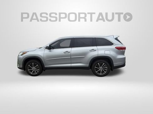 Used 2019 Toyota Highlander XLE AWD/4WD image 4