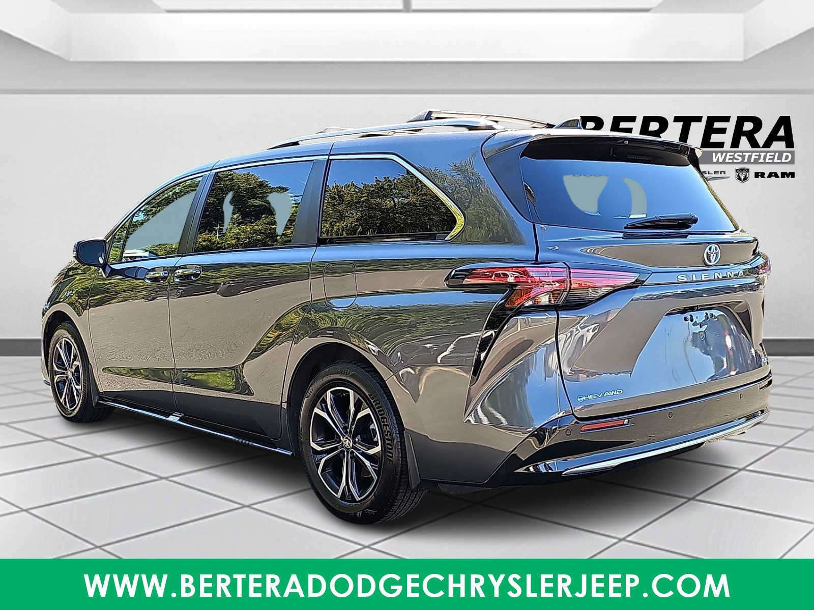 Used 2025 Toyota Sienna Platinum AWD/4WD image 4