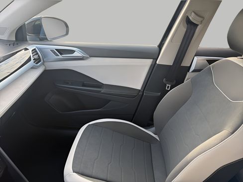 Used 2025 Volkswagen Taos SE image 21