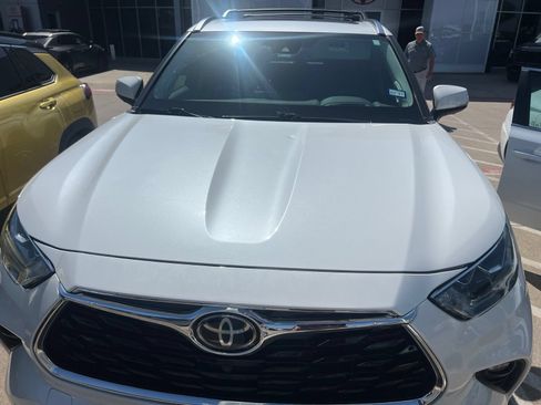 Used 2021 Toyota Highlander Platinum FWD image 3