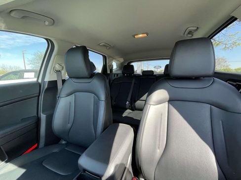 Used 2025 Kia Sportage EX image 32