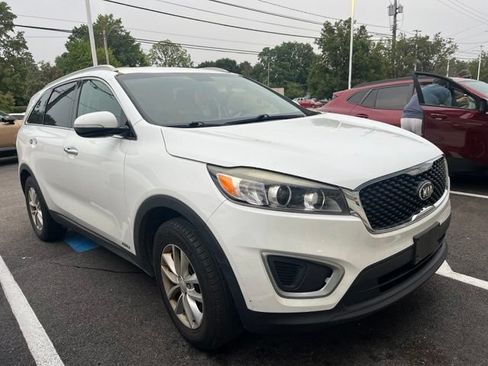 Used 2017 Kia Sorento AWD w/ LX Convenience Package image 2
