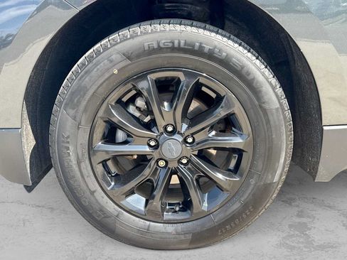 Used 2019 Chevrolet Equinox LT w/ Driver Convenience Package AWD/4WD image 13