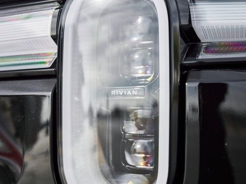 Used 2025 Rivian R1S Adventure image 7