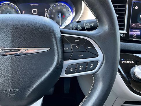 Used 2022 Chrysler Pacifica Touring-L FWD image 24