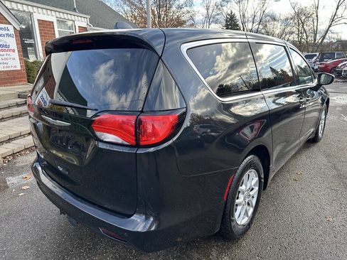 Used 2017 Chrysler Pacifica Touring image 8