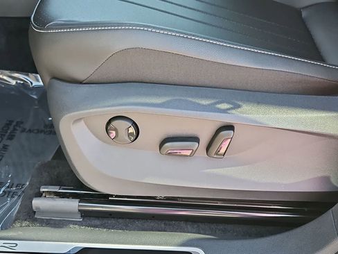 Used 2024 Volkswagen Tiguan SE R-Line image 18