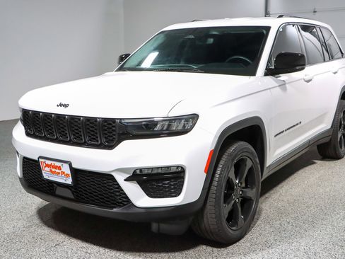 Used 2023 Jeep Grand Cherokee Limited w/ Black Appearance Package AWD/4WD image 30