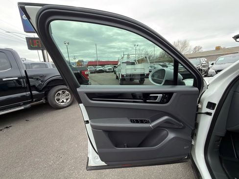 Used 2020 Porsche Cayenne image 39