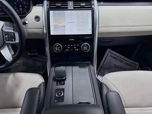 Used 2024 Land Rover Discovery Metropolitan Edition image 20