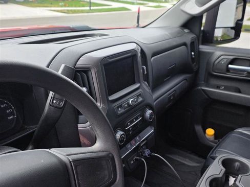 Used 2022 Chevrolet Silverado 2500 Custom w/ Custom Value Package image 3