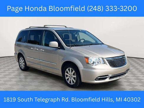 Used 2016 Chrysler Town & Country Touring FWD image 1