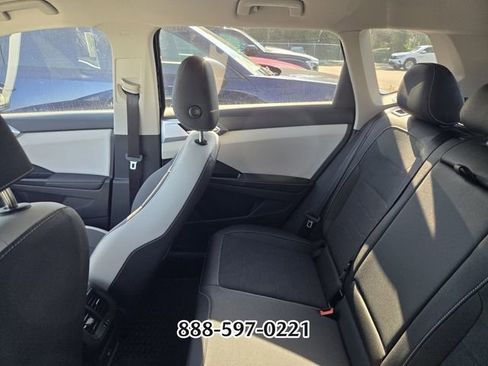 Used 2025 Volkswagen Taos SE FWD image 4