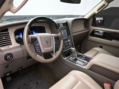 Used 2017 Lincoln Navigator Select image 12