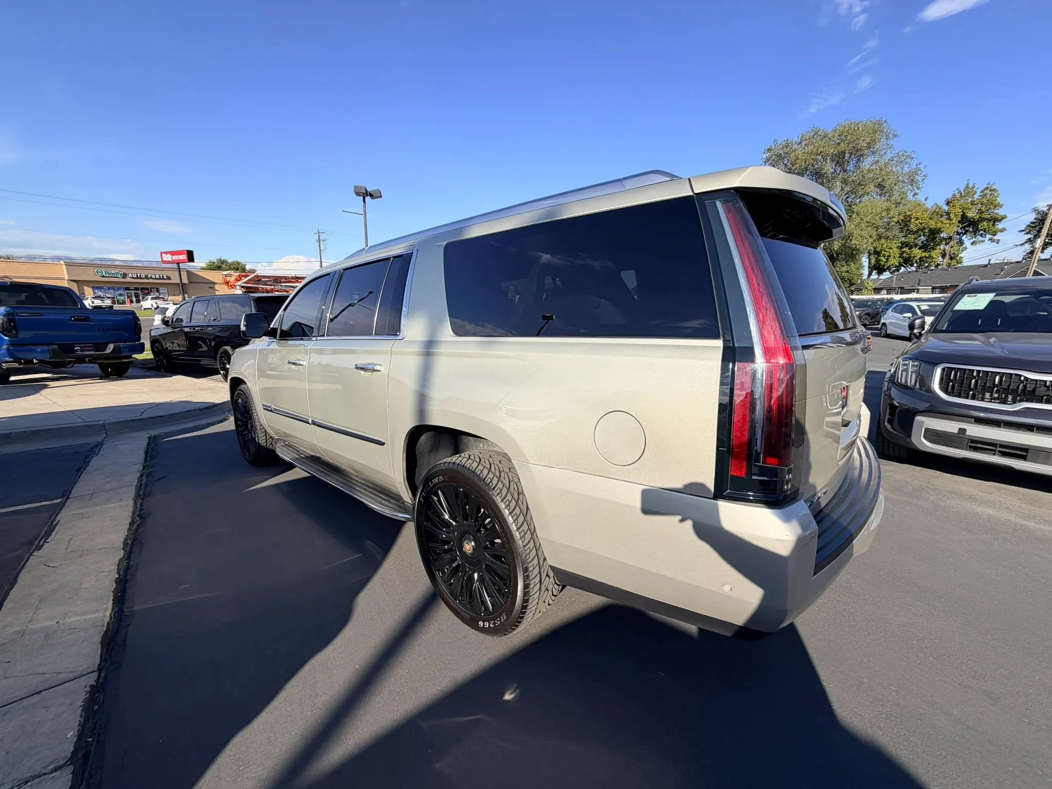 Used 2017 Cadillac Escalade ESV Premium Luxury AWD/4WD image 5