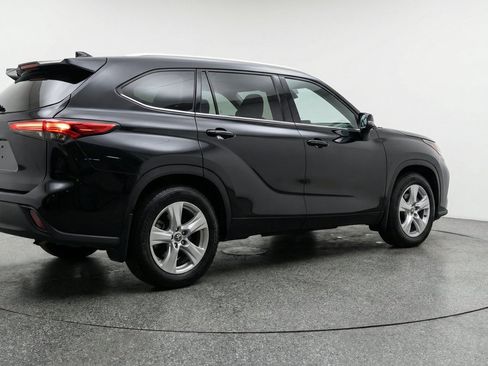 Used 2025 Toyota Highlander LE FWD image 9