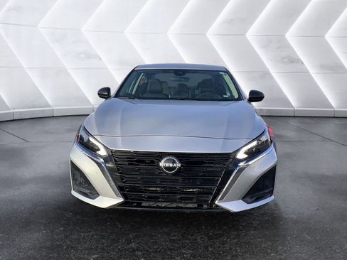 Used 2024 Nissan Altima 2.5 SV image 2