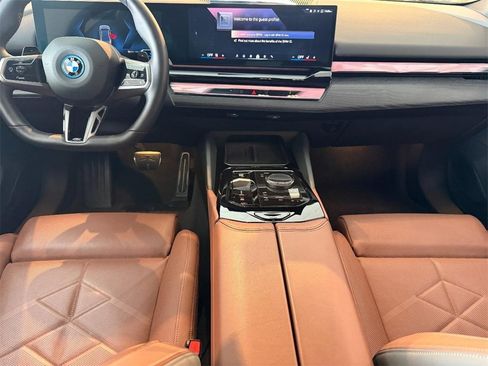 Used 2025 BMW 550e xDrive w/ Premium Package image 11