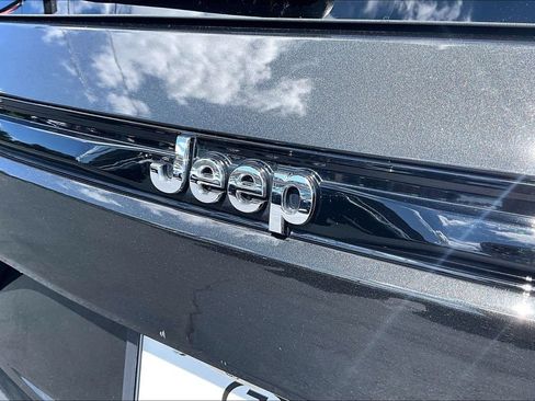 Used 2023 Jeep Grand Cherokee Overland w/ Luxury Tech Group IV AWD/4WD image 8