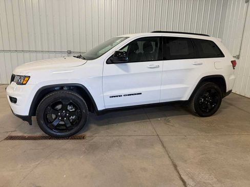 Certified 2019 Jeep Grand Cherokee Laredo AWD/4WD image 2