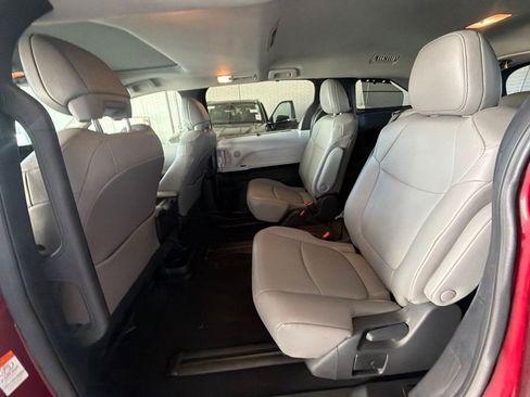 Used 2026 Toyota Sienna XLE FWD image 7