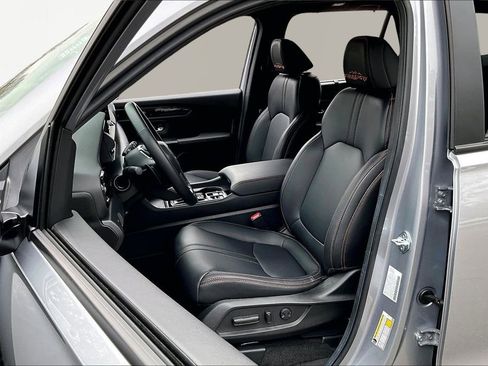 Used 2025 Honda Pilot TrailSport image 17