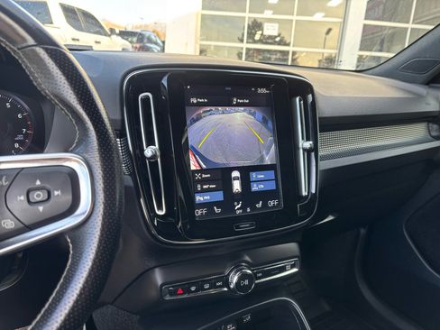 Used 2021 Volvo XC40 T5 R-Design image 5