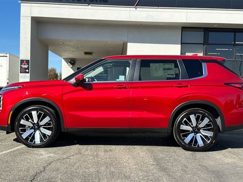 New 2025 Mitsubishi Outlander SE image 8