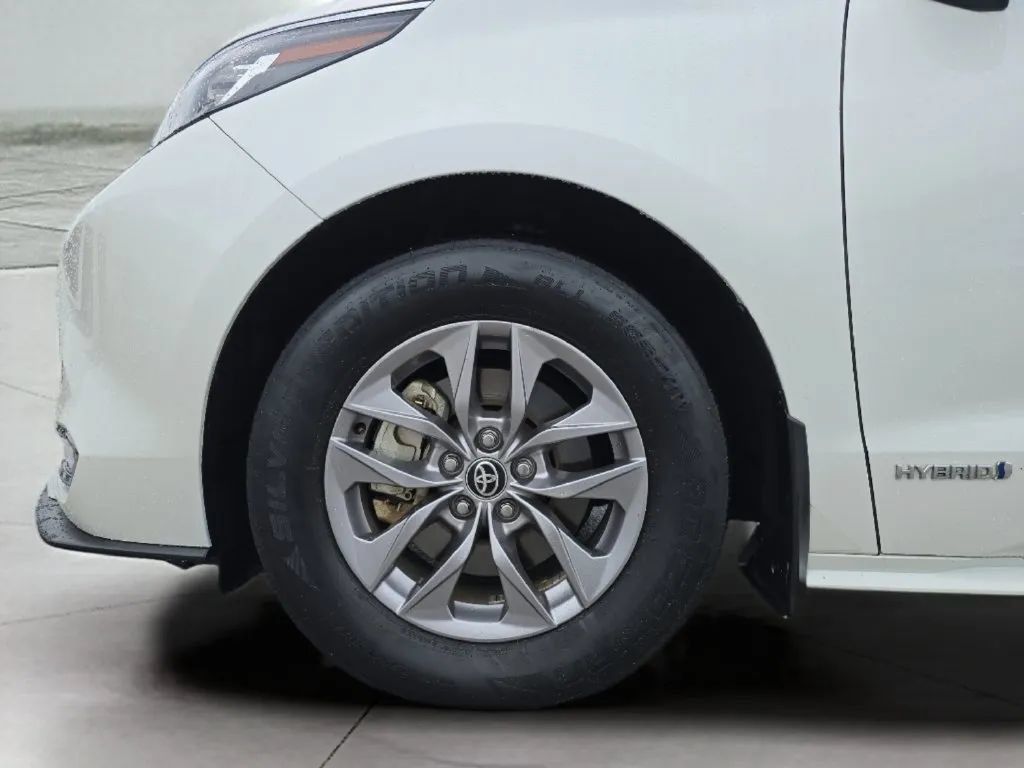 Used 2021 Toyota Sienna XLE FWD image 35