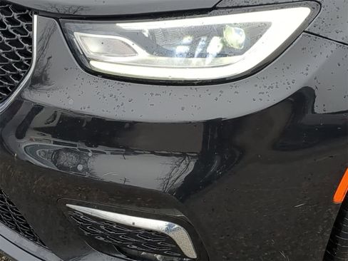 Used 2023 Chrysler Pacifica Touring-L image 11