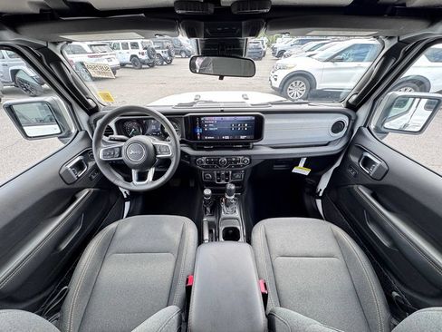 Used 2025 Jeep Wrangler Unlimited Sahara AWD/4WD image 23